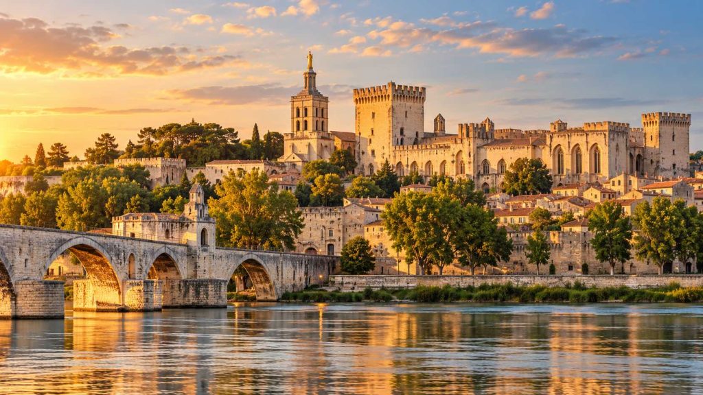 Vue panoramique d'Avignon avec le Palais des Papes et le pont Saint-Bénézet – VTC Marseille Avignon