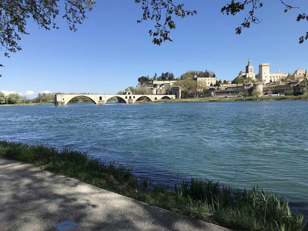 Vue du pont Saint-Bénézet sur le Rhône à Avignon, avec le Palais des Papes en arrière-plan