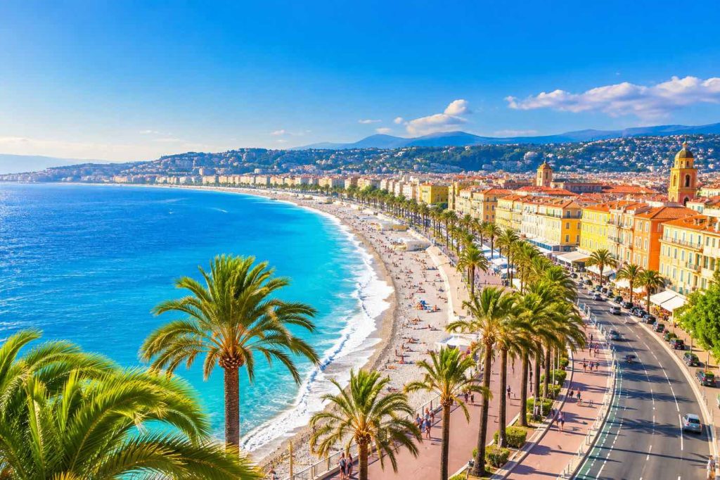 Vue panoramique de Nice, de la Promenade des Anglais et de la mer Méditerranée