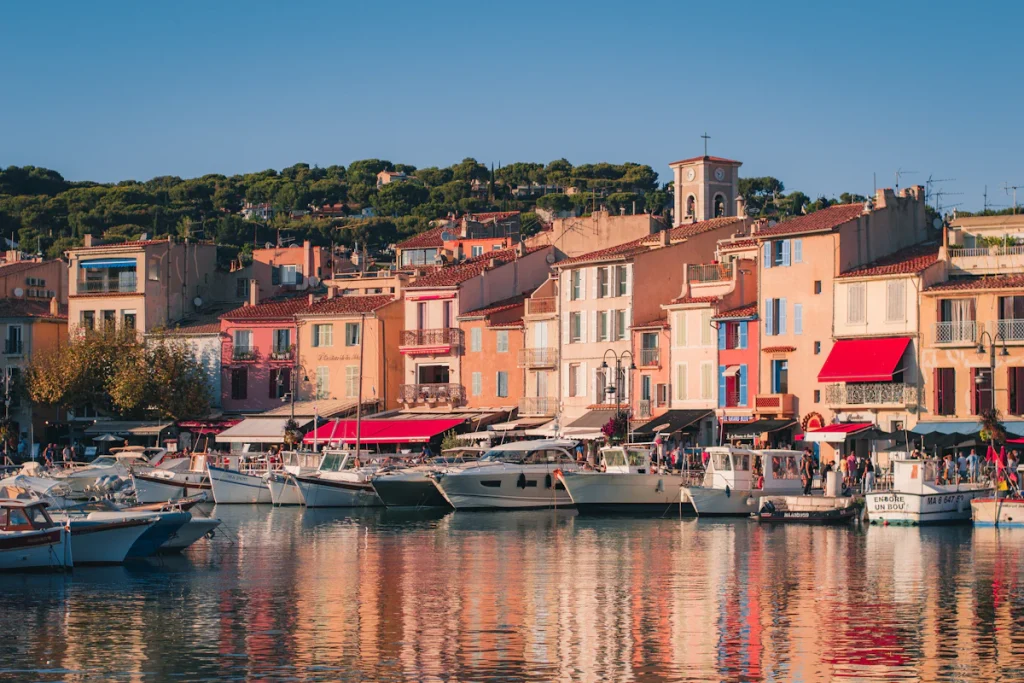 VTC Marseille Cassis : vue du port de Cassis avec ses bateaux et ses façades colorées.
