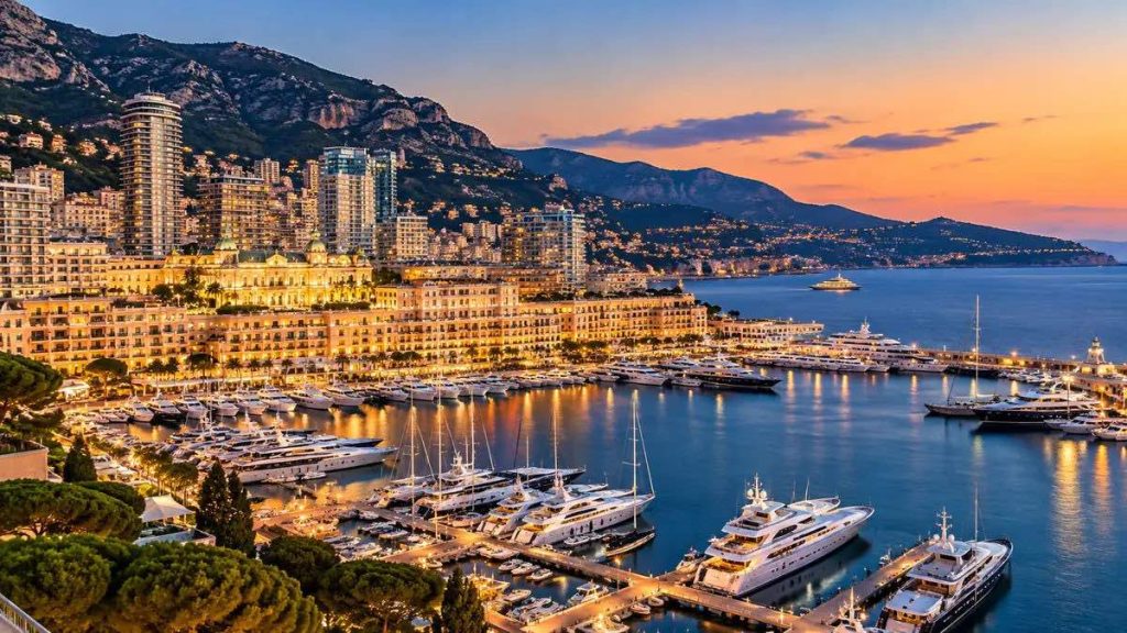 Vue panoramique du port Hercule à Monaco avec ses yachts et la Méditerranée au coucher du soleil
