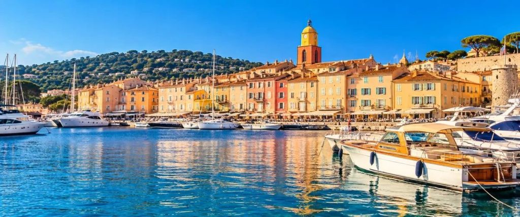 Illustration du port de Saint-Tropez avec ses yachts, ses bateaux et ses façades colorées